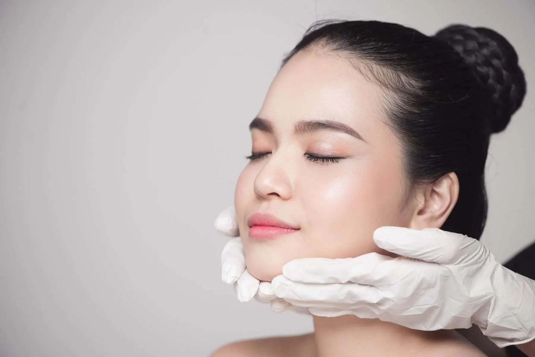 Spring Thread Lift vs Facelift Surgery: The Pros and Cons
